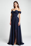 Vaina azul marino con hombro descubierto, vestido largo de gasa fruncida para invitada de boda con abertura