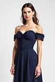 Vaina azul marino con hombro descubierto, vestido largo de gasa fruncida para invitada de boda con abertura