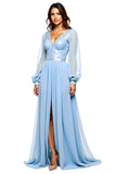 Vestido largo de dama de honor de lentejuelas de manga larga con cuello en V azul cielo brillante con abertura