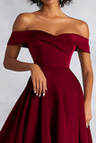 Burdeos Un vestido formal midi con hombros descubiertos