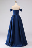 Vestido largo largo de satén azul marino con corte corta y hombros