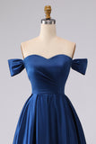 Vestido largo largo de satén azul marino con corte corta y hombros