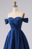 Vestido largo largo de satén azul marino con corte corta y hombros