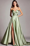 Vestido de fiesta largo de satén verde salvia palabra de honor línea A fruncido con abertura