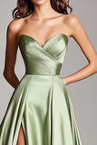 Vestido de fiesta largo de satén verde salvia palabra de honor línea A fruncido con abertura