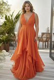 Vestido de invitado largo de talla grande de naranja con volantes en V