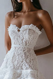Vestido corto de graduación de encaje sin tirantes blanco de una línea