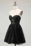 Vestido de cóctel corto con corsé transparente aplicado en forma de corazón negro