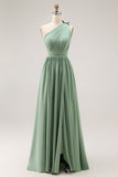 Vestido de dama de honor fruncido de un hombro con línea A verde con abertura