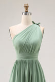 Vestido de dama de honor fruncido de un hombro con línea A verde con abertura