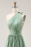 Vestido de dama de honor fruncido de un hombro con línea A verde con abertura