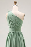 Vestido de dama de honor fruncido de un hombro con línea A verde con abertura