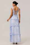 Vestido largo de invitada de boda con corsé floral azul con volantes en línea A