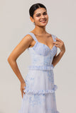 Vestido largo de invitada de boda con corsé floral azul con volantes en línea A
