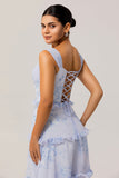 Vestido largo de invitada de boda con corsé floral azul con volantes en línea A