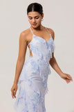 Vestido de invitada de boda estampado con volantes florales azules
