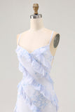 Vestido de invitada de boda estampado con tirantes finos de flores azules con volantes