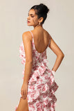 Vestido largo de invitada a la boda con volantes y vaina floral en rubor con abertura