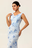 Vestido largo de invitada a la boda con cuello vuelto floral azul