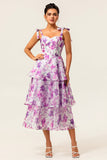 Vestido de invitada de boda en capas con estampado floral morado con lazos de tirantes