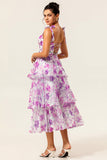 Vestido de invitada de boda en capas con estampado floral morado con lazos de tirantes