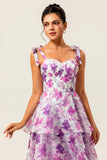 Vestido de invitada de boda en capas con estampado floral morado con lazos de tirantes