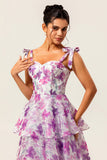 Vestido de invitada de boda en capas con estampado floral morado con lazos de tirantes