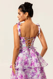 Vestido de invitada de boda en capas con estampado floral morado con lazos de tirantes