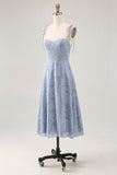Vestido de invitada de boda con tirantes de espagueti midi en línea A azul polvoriento con abertura