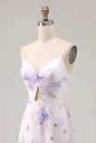Vestido de invitada de boda con tirantes finos de flores lavanda y abertura