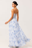 Vestido largo plisado floral azul sin tirantes de dama de honor