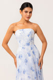 Vestido largo plisado floral azul sin tirantes de dama de honor