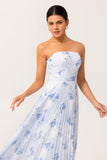 Vestido largo plisado floral azul sin tirantes de dama de honor