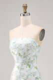 Vestido de dama de honor sin tirantes estampado de flores blancas y azules