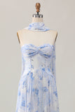Vestido de invitada de boda estampado en línea A con flores azules sin tirantes con abertura