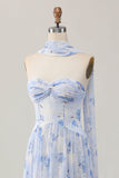 Vestido de invitada de boda estampado en línea A con flores azules sin tirantes con abertura