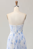 Vestido de invitada de boda estampado en línea A con flores azules sin tirantes con abertura