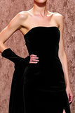 Vestido de noche largo sin tirantes de terciopelo negro simple con abertura