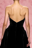 Vestido de noche largo sin tirantes de terciopelo negro simple con abertura