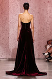 Vestido largo de noche de terciopelo sin tirantes rojo oscuro