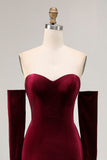 Vestido largo de terciopelo rojo oscuro con mangas largas