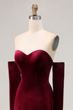 Vestido largo de terciopelo rojo oscuro con mangas largas