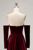 Vestido largo de terciopelo rojo oscuro con mangas largas