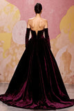 Vestido largo de terciopelo rojo oscuro con mangas largas