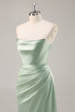 Vestido largo de dama de honor sin tirantes de satén verde salvia con abertura