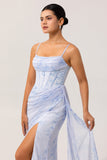 Vestido largo de dama de honor ajustado con tirantes de espagueti floral azul con abertura