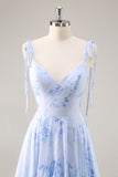 Vestido largo de dama de honor floral azul de una línea con volantes