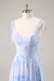 Vestido largo de dama de honor floral azul de una línea con volantes