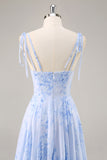 Vestido largo de dama de honor floral azul de una línea con volantes