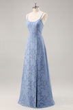 Tirantes de espagueti de encaje azul empolvado Un vestido largo de dama de honor de línea con abertura